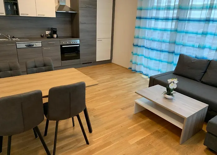 Modern Airconditioned City Apartment Close To Vic